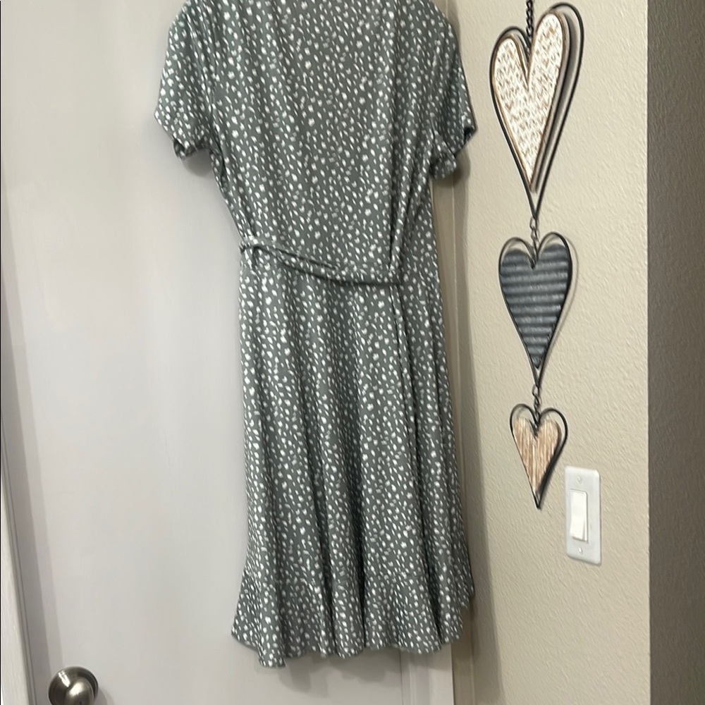 Elegant Green and White Midi Dress - Picture 8 of 11